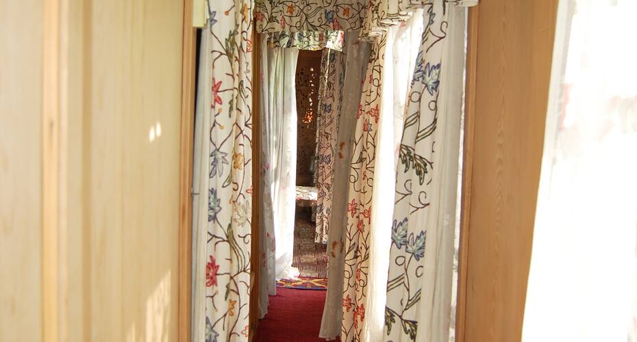 Qutub Minar Houseboat, Srinagar 4